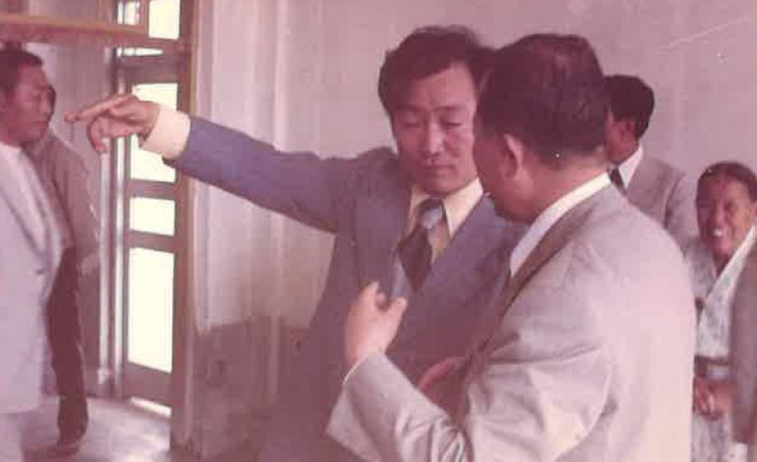 임성기 선대회장이 직원가 대화하고 있는 사진