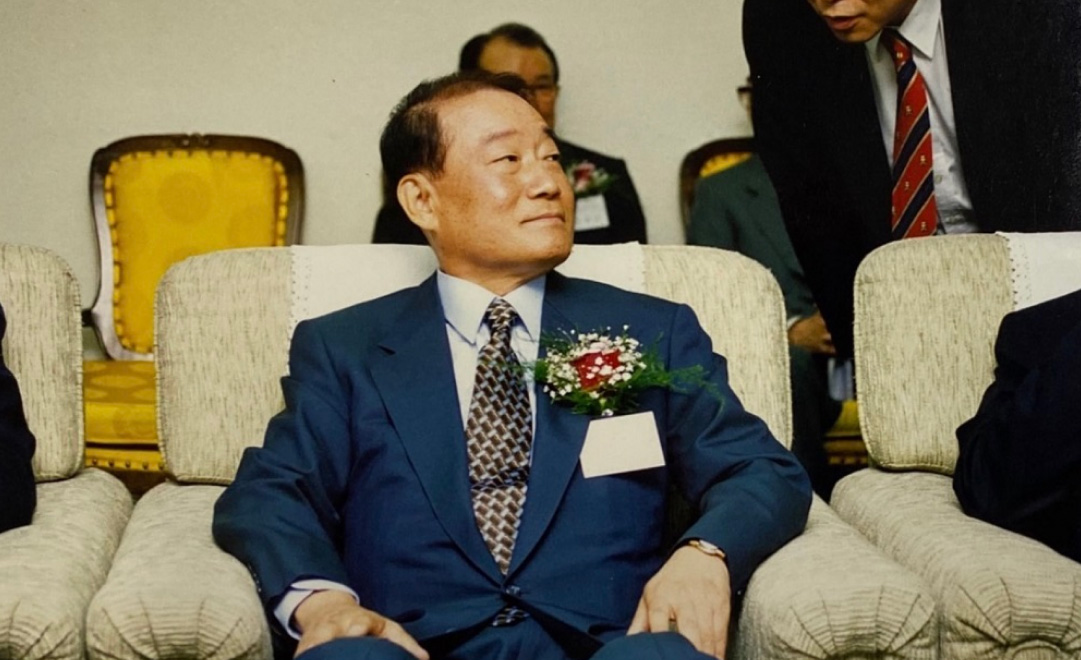 임성기 선대회장이 의자에 앉아 한곳을 응시하는 사진