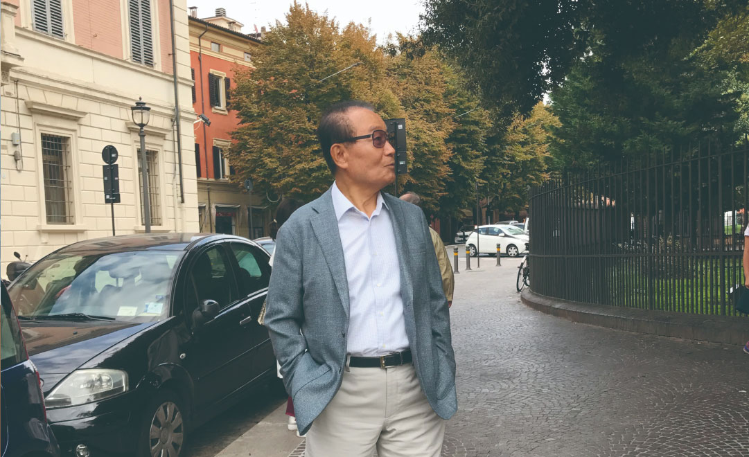 임성기 선대회장이 거리를 걷는 사진