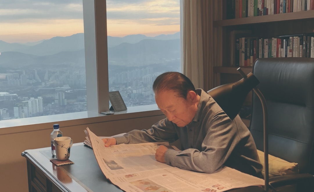 임성기 선대회장이 신문을 보는 사진